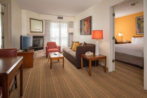 高档床上用品、办公桌、遮光窗帘、熨斗/熨衣板