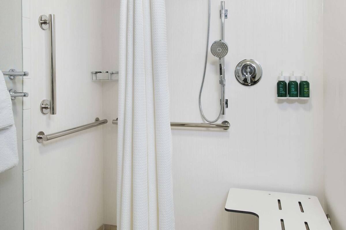 combined shower/bathtub, hair dryer, towels