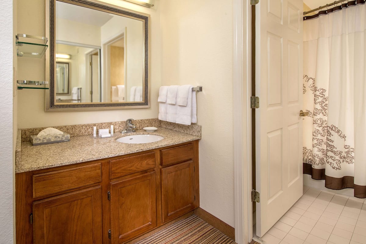 combined shower/bathtub, hair dryer, towels