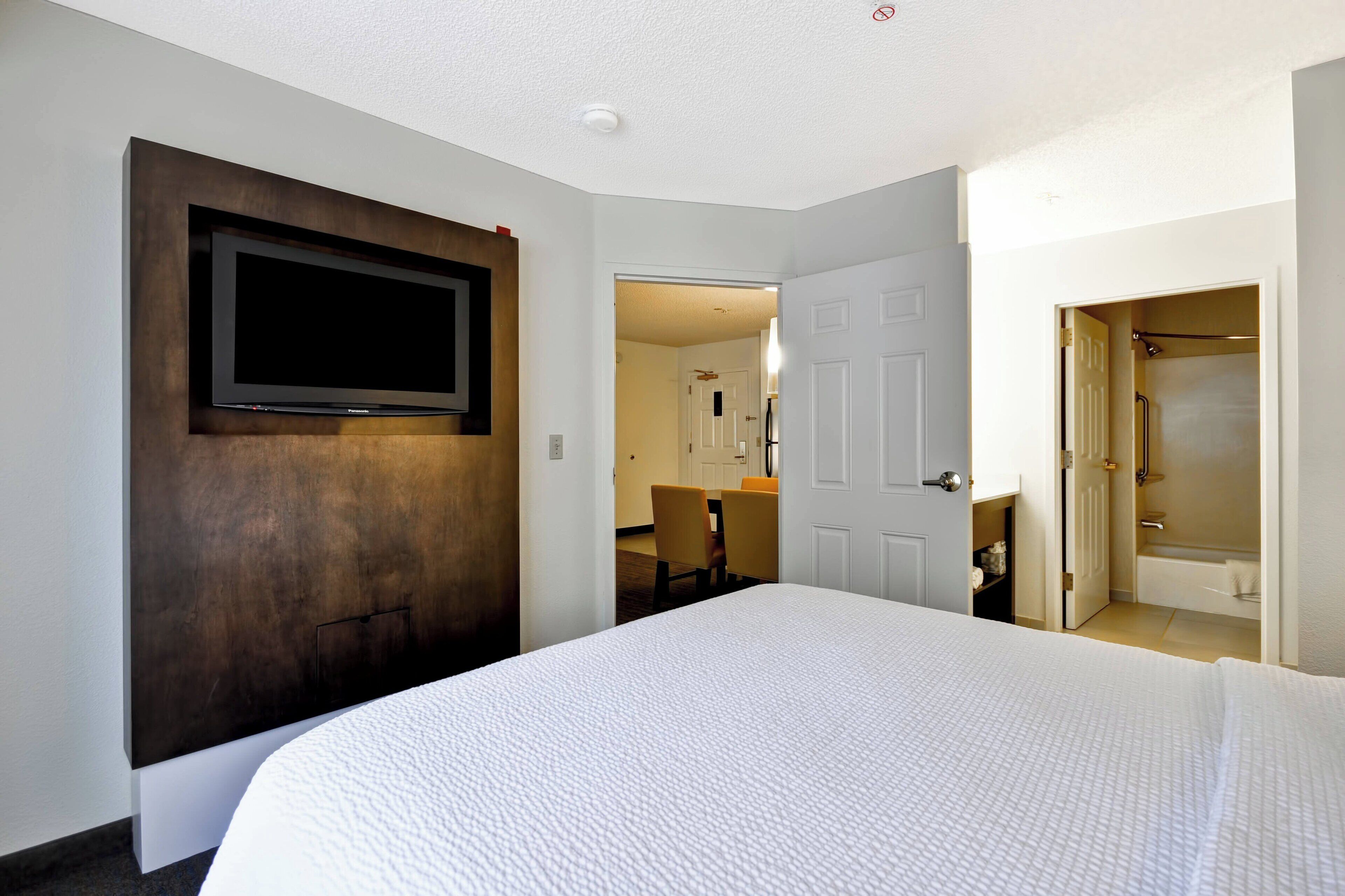 suite, 2 bedrooms, fireplace | premium bedding, desk, soundproofing, iron/ironing board