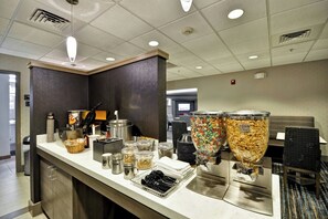 Free daily buffet breakfast  - Residence Inn by Marriott Jacksonville Airport (Jacksonville)