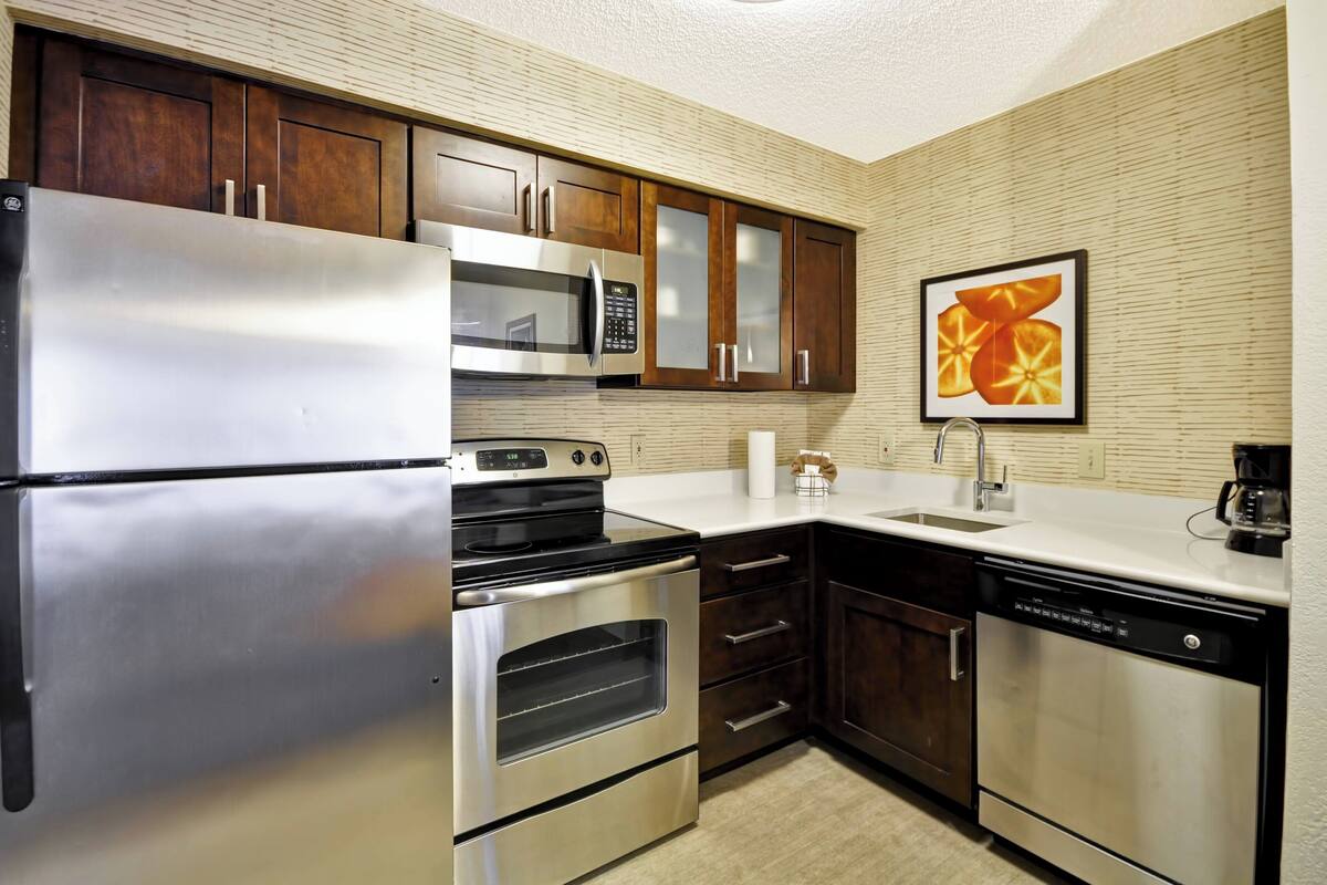 suite, 2 bedrooms, fireplace | private kitchen | fridge, microwave, coffee/tea maker, cookware/dishes/utensils
