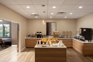 Free daily buffet breakfast  - Residence Inn by Marriott Orlando East/UCF Area (Orlando)