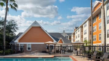 Kolam renang outdoor