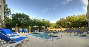 Una piscina al aire libre de temporada