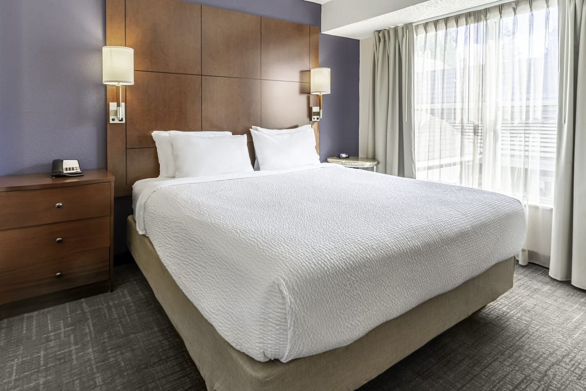 Ropa de cama de alta calidad, cortinas blackout y insonorización