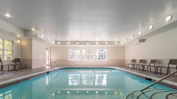 Una piscina cubierta