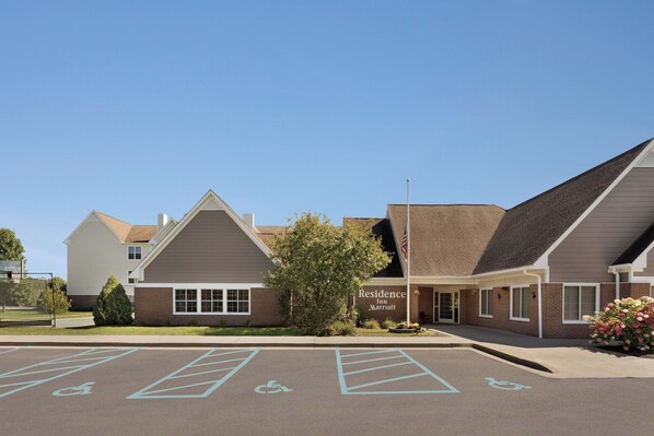 A Marriott Residence Inn with a parking lot marked for disabled parking. - Residence Inn by Marriott Scranton (Scranton)