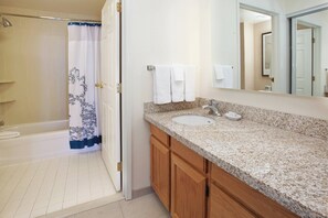 Combined shower/tub, free toiletries, hair dryer, towels