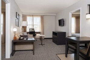 1 dormitorio, escritorio, cortinas opacas
