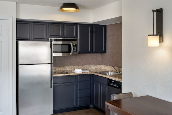 Frigorífico, microondas, placa de cocina y cafetera o tetera