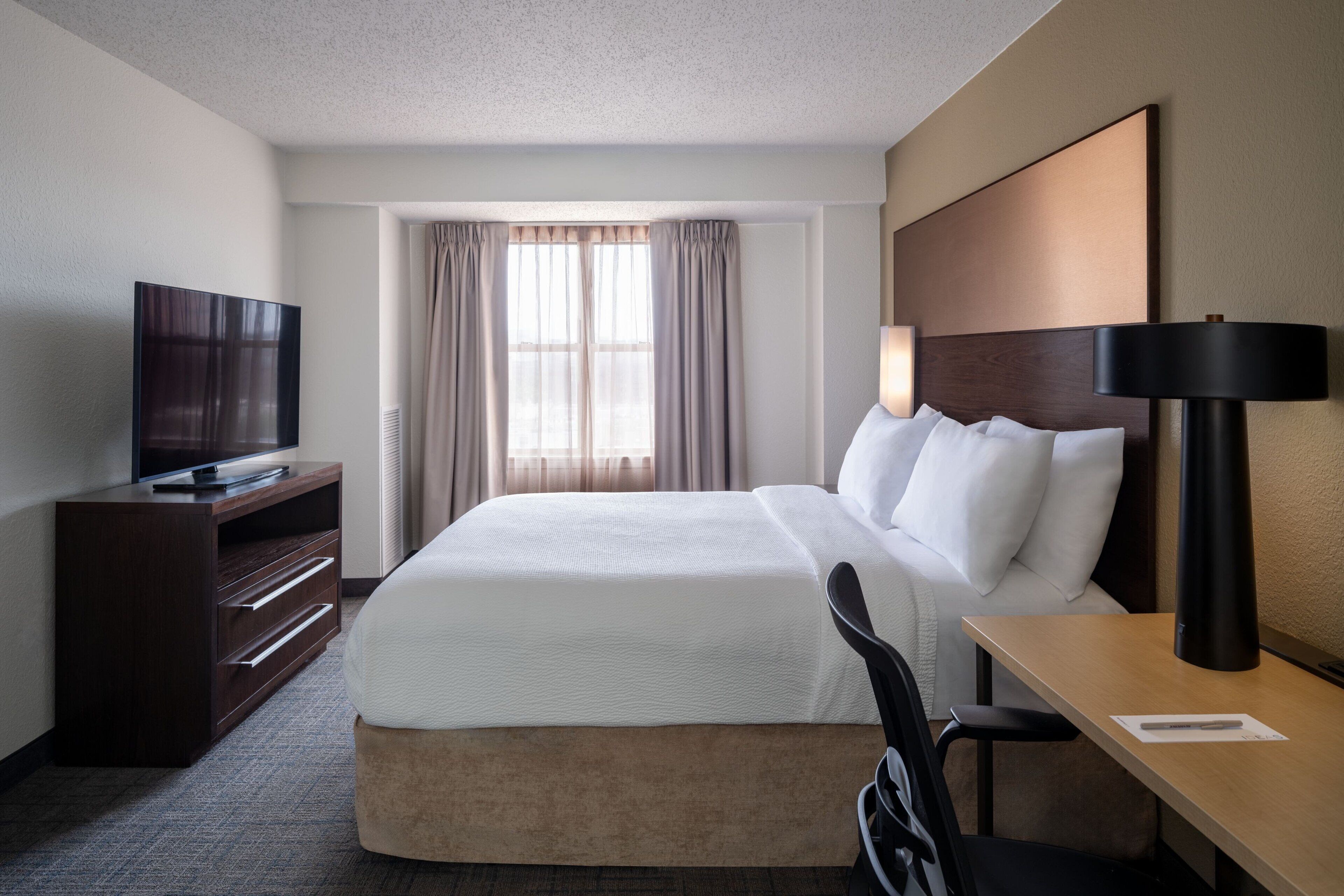 Caja de seguridad en la habitación, escritorio y cortinas blackout 