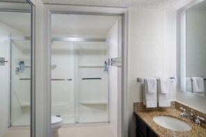 Combined shower/tub, free toiletries, hair dryer, towels - Residence Inn by Marriott Washington, DC/Dupont Circle (Washington)