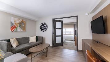 Suite, 1 King Bed with Sofa bed (Minifridge) | Hypo-allergenic bedding, down comforters, desk, blackout drapes