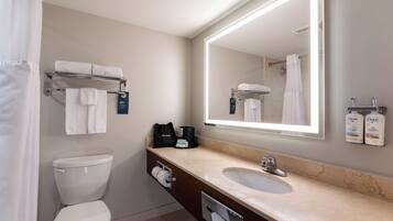 Combined shower/tub, free toiletries, hair dryer, towels