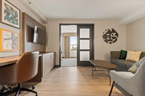 Suite, 1 très grand lit et 1 canapé-lit (Minifridge)