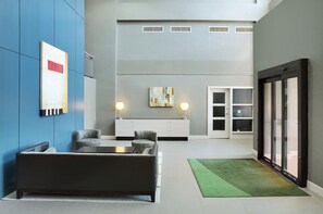 Lobby - Holiday Inn Hotel & Suites London by IHG (London)