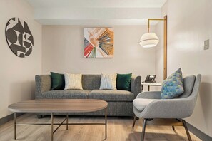 Hypoallergeen beddengoed, donzen dekbedden, een bureau