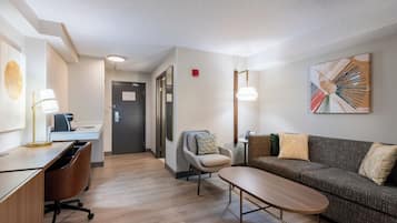 Suite, 1 Tempat Tidur King dengan tempat tidur Sofa (Minifridge) | Area keluarga | TV layar datar dan film berbayar