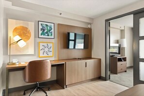 Hypo-allergenic bedding, down duvets, desk, blackout curtains - Holiday Inn Hotel & Suites London by IHG (London)