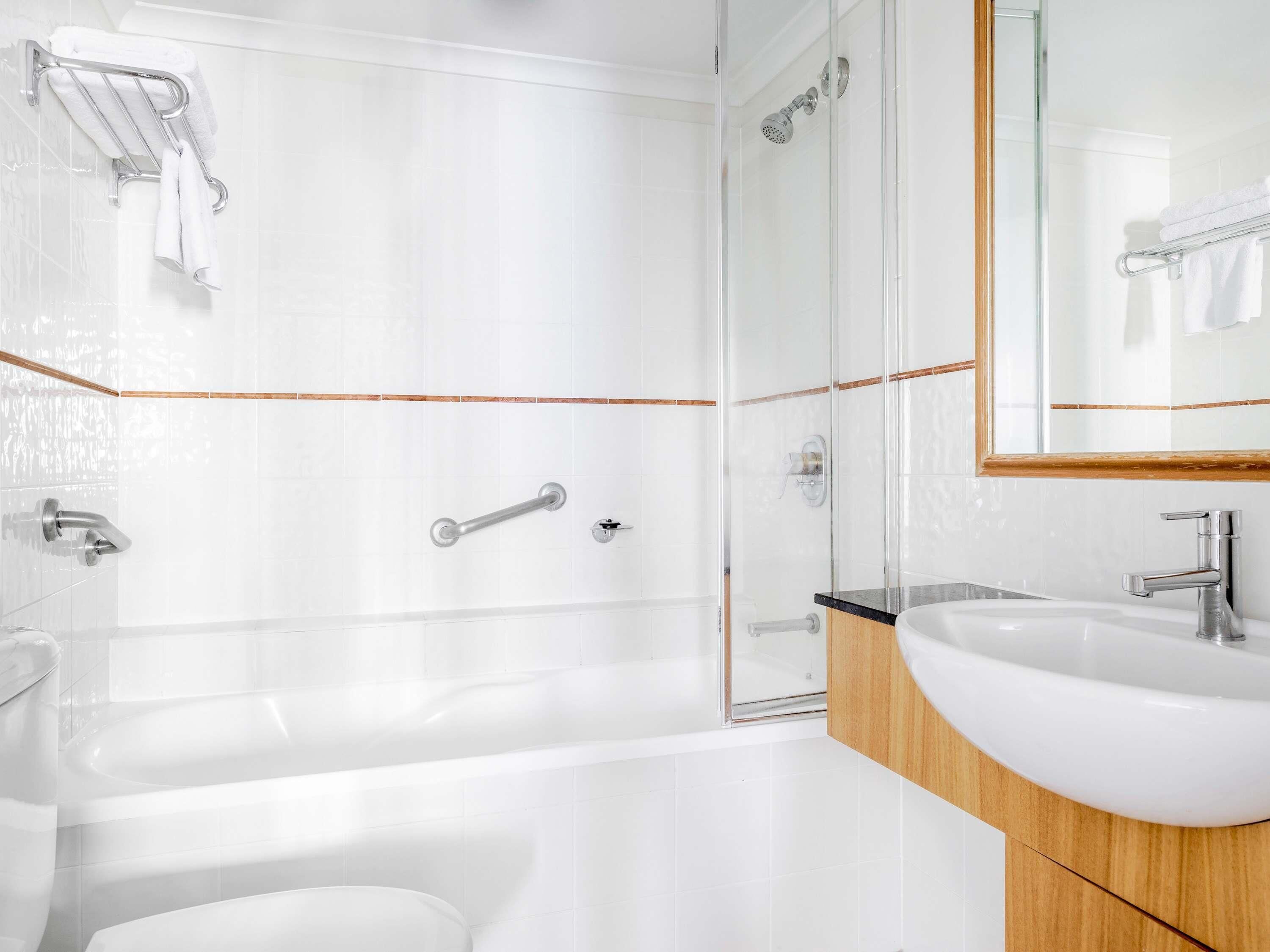 Zimmersafe, individuell eingerichtet, Schreibtisch