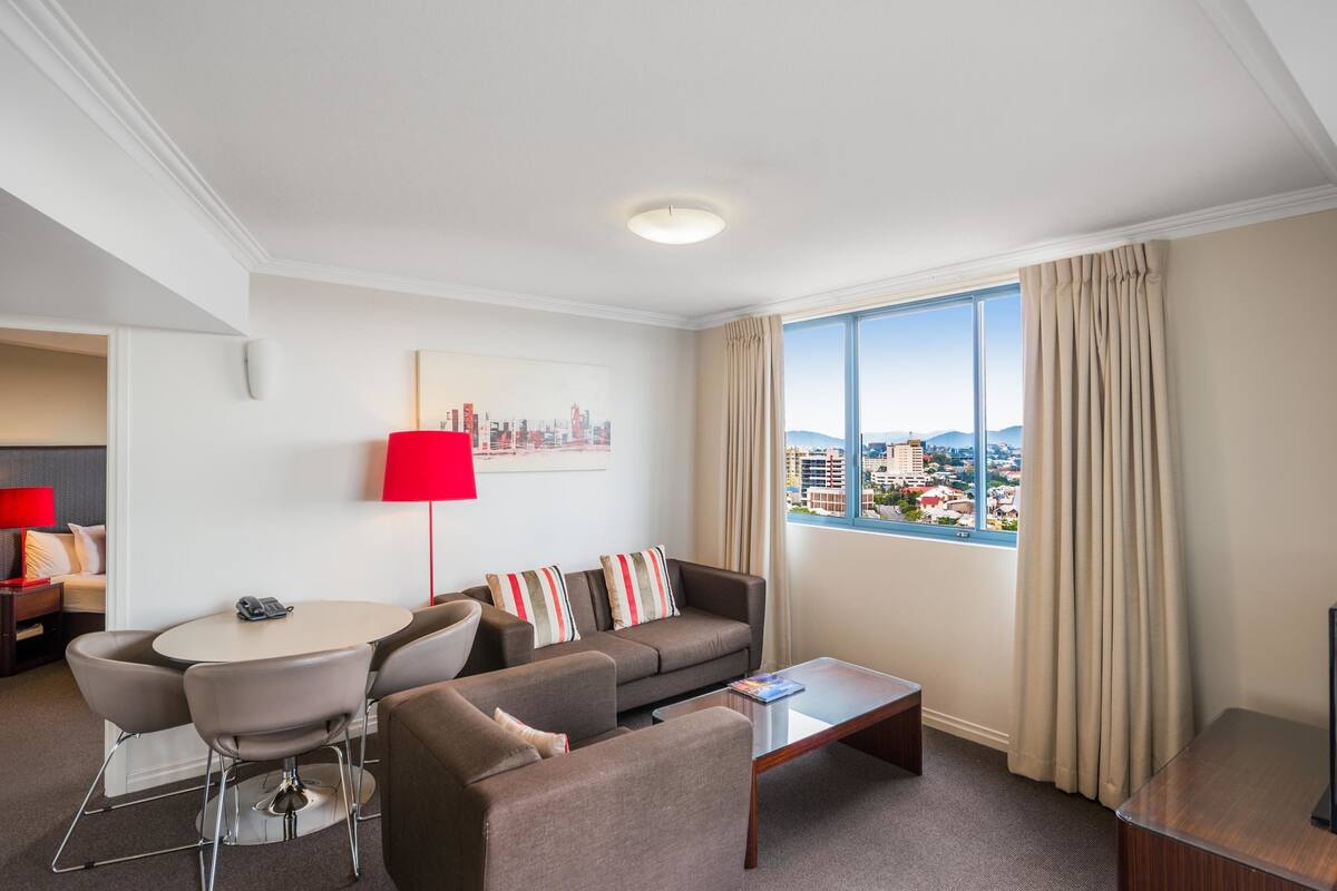 2 bedrooms, in-room safe, individually furnished, desk