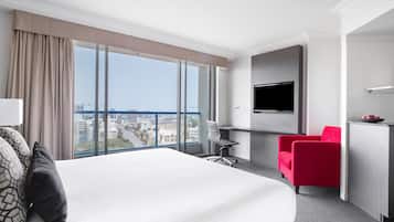 2 bedrooms, in-room safe, individually furnished, desk