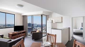2 bedrooms, in-room safe, individually furnished, desk