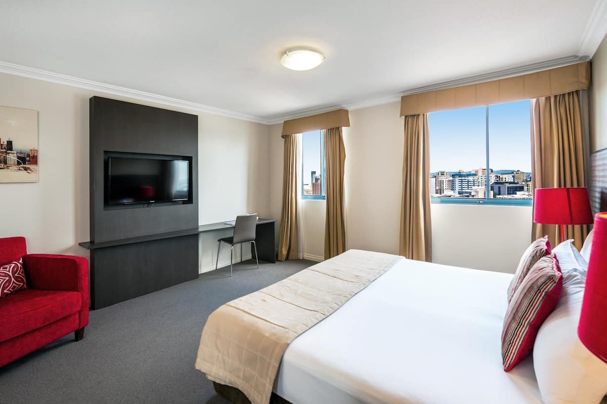 2 bedrooms, in-room safe, individually furnished, desk