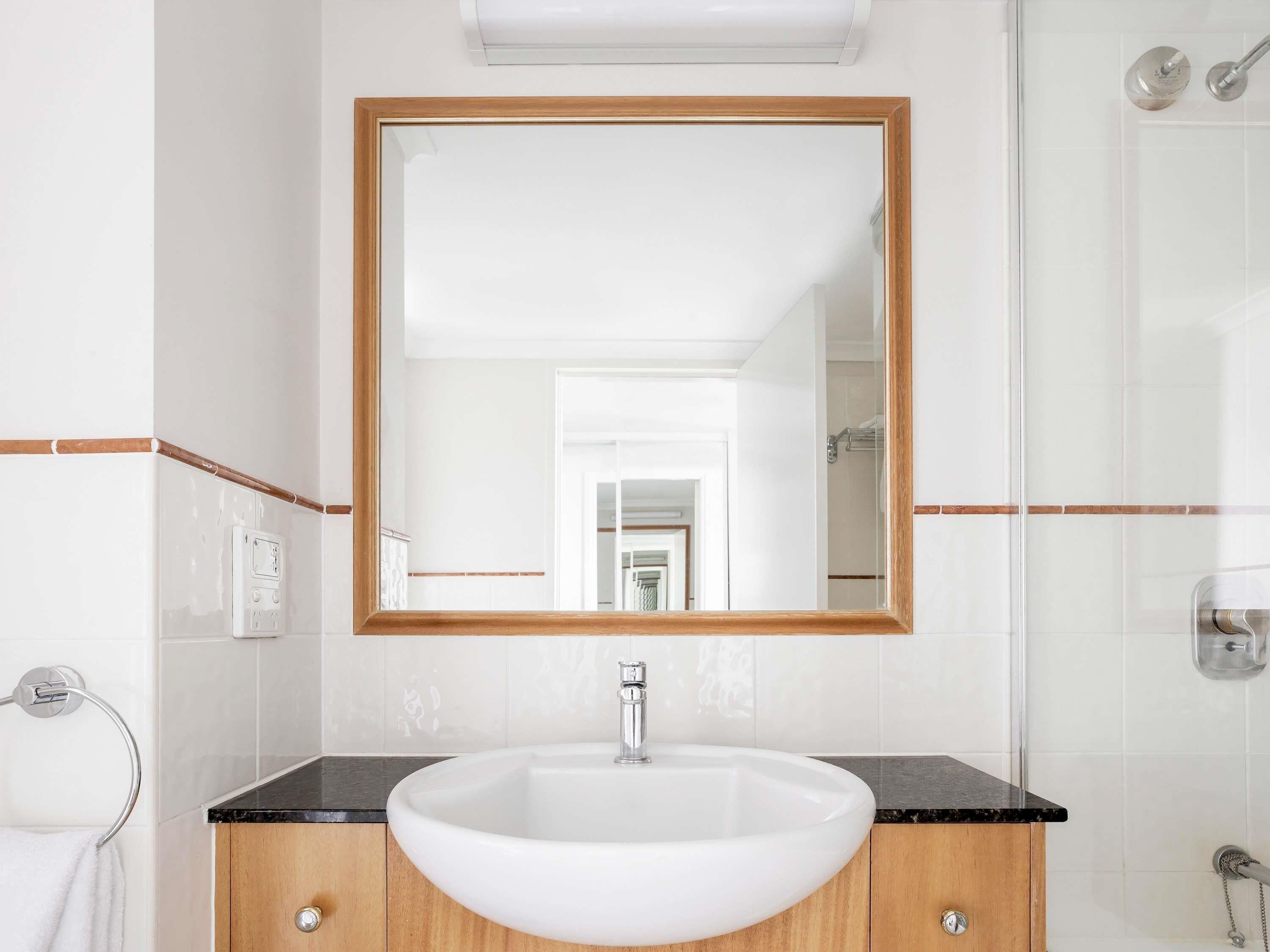 Zimmer (Hotel) | Zimmersafe, individuell eingerichtet, Schreibtisch