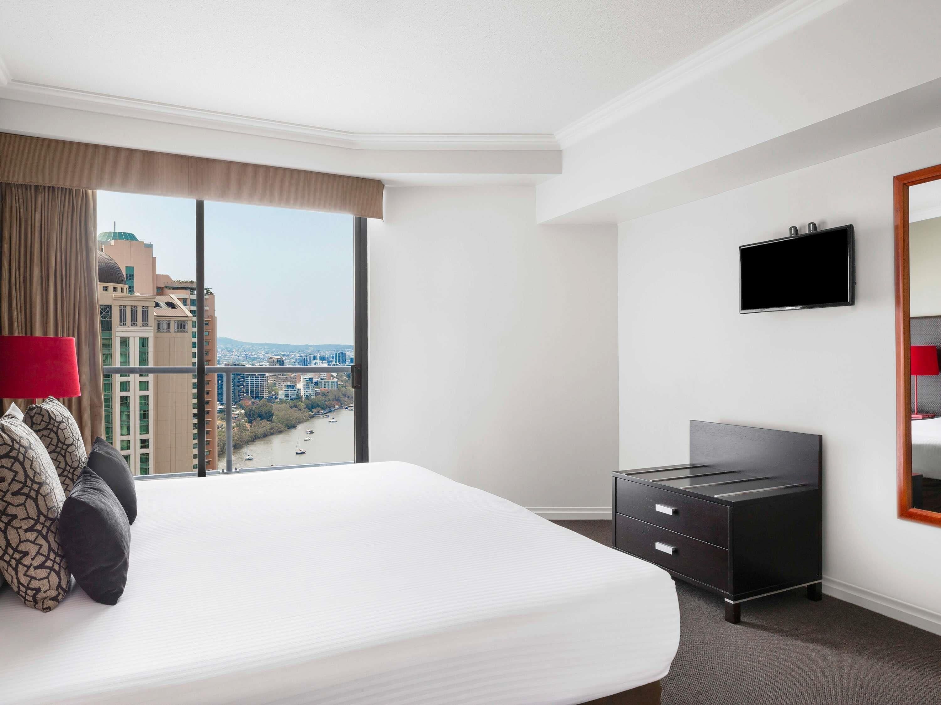 Peti besi dalam bilik, dilengkapkan perabot secara berasingan, meja 