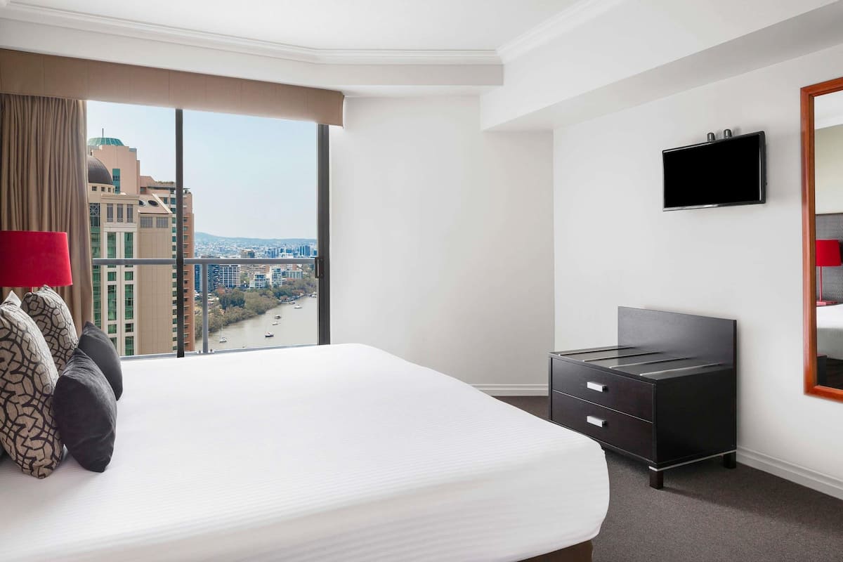 2 bedrooms, in-room safe, individually furnished, desk