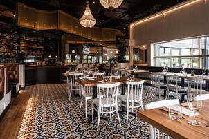 Se sirven almuerzos y cenas, cocina francesa