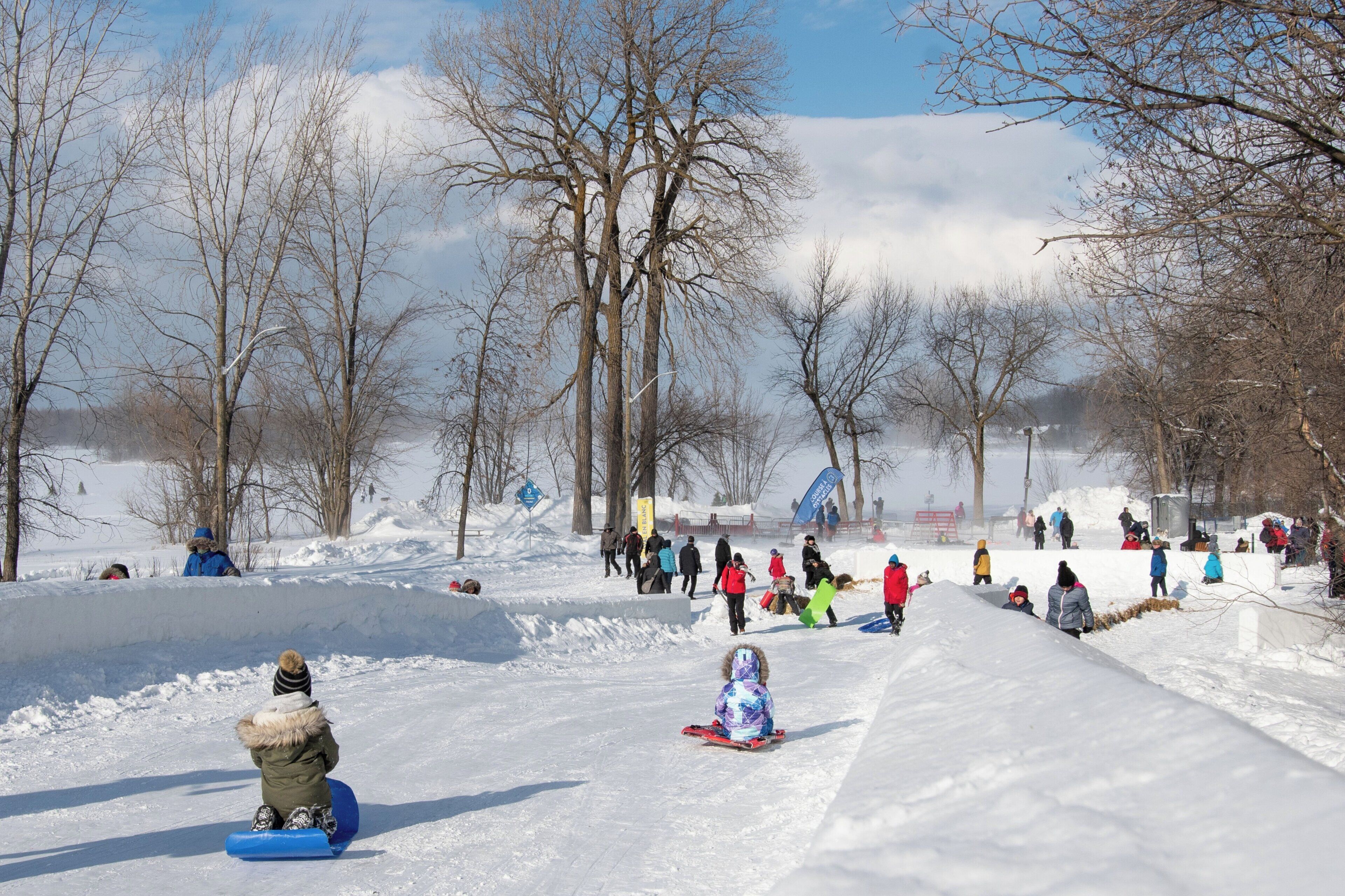 Un espace extérieur enneigé où des personnes pratiquent des activités hivernales.