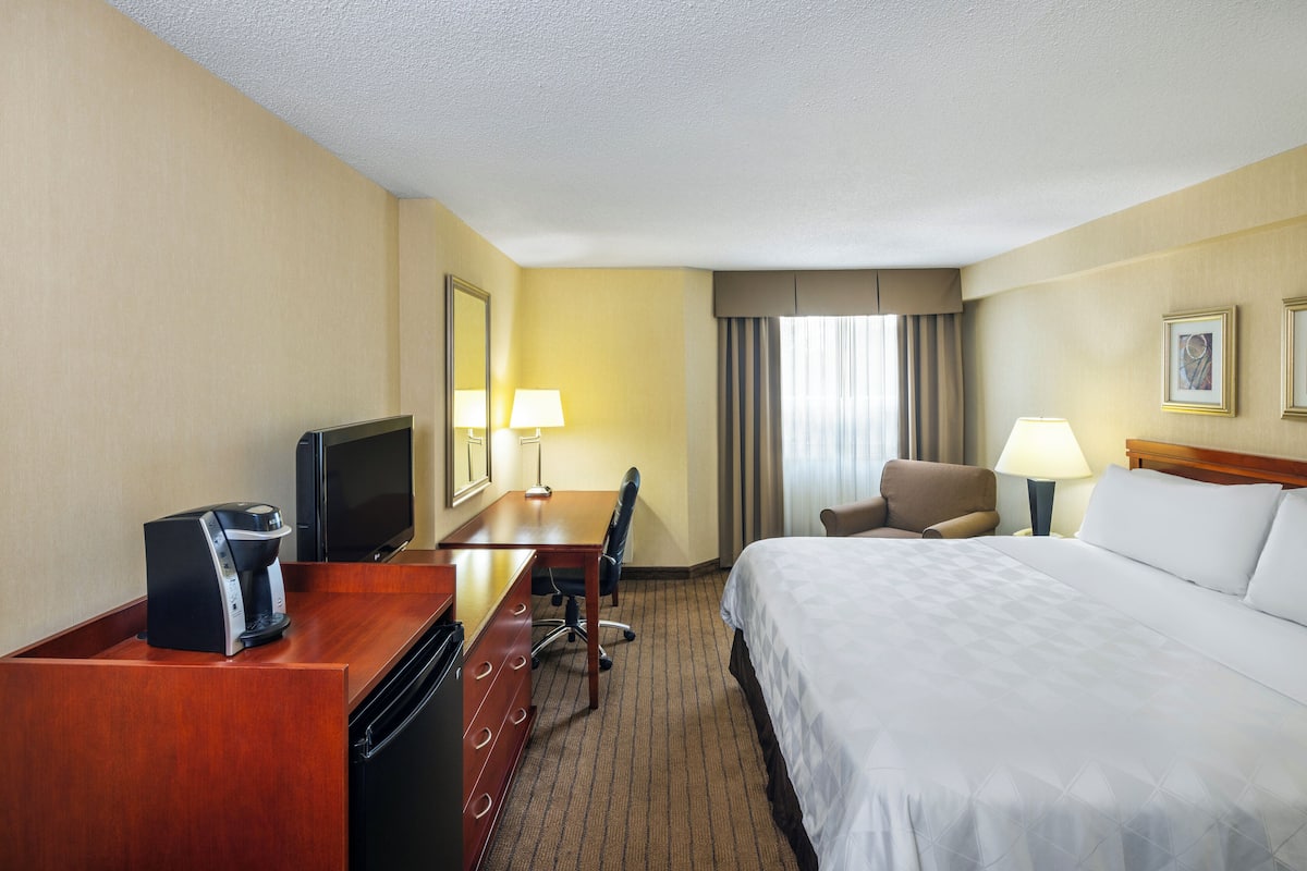 1 bedroom, hypo-allergenic bedding, pillowtop beds, desk