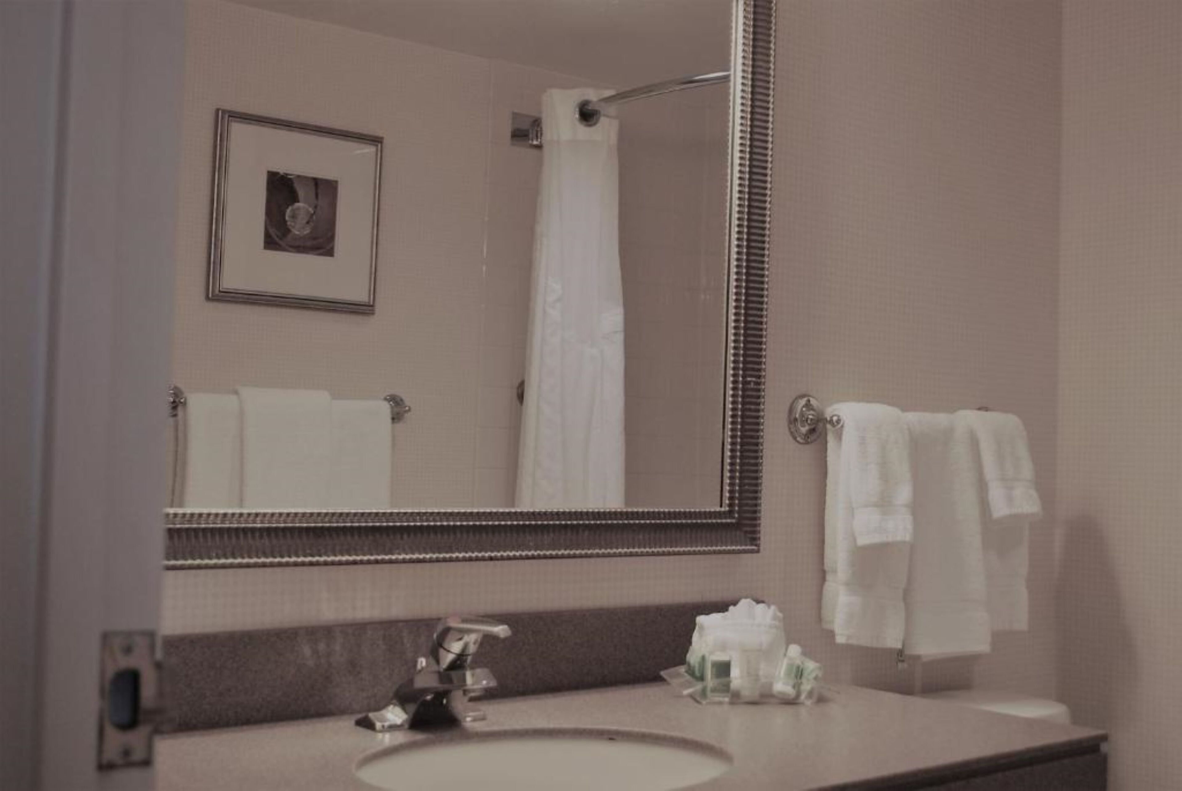 Combined shower/bathtub, deep-soaking bathtub, free toiletries