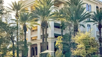 Seasonal outdoor pool, open 9:00 AM to 6:00 PM, cabanas (surcharge)