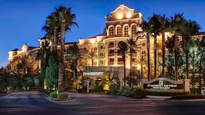 Le JW Marriott Las Vegas Resort & Spa se distingue par son impressionnante entrée, ses palmiers et sa façade bien éclairée.