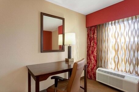 La Quinta Inn Suites by Wyndham Pigeon Forge - Image 41