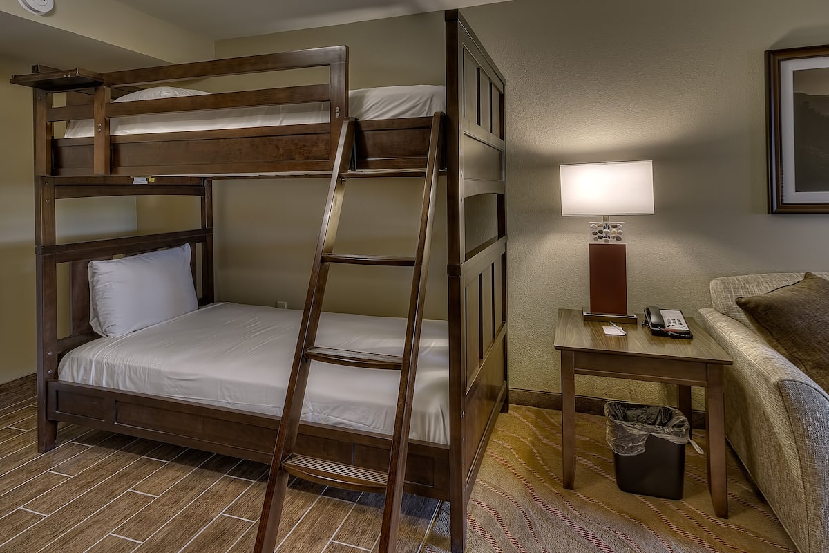 Deluxe Suite, Multiple Beds, Non Smoking (Deluxe Family Suite) | Premium bedding, desk, blackout curtains, iron/ironing board