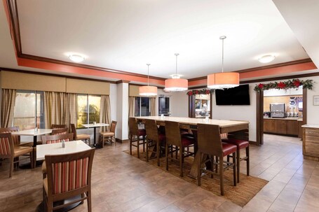 La Quinta Inn Suites by Wyndham Pigeon Forge - Image 45