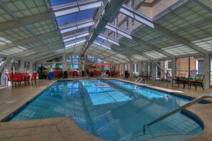 Piscina interna, piscina aquecida, espreguiçadeiras