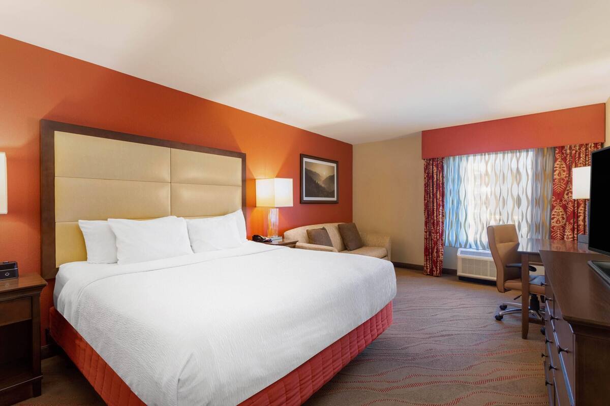 Room, 1 King Bed, Accessible, Non Smoking (Mobility Accessible) | Premium bedding, desk, laptop workspace, blackout drapes