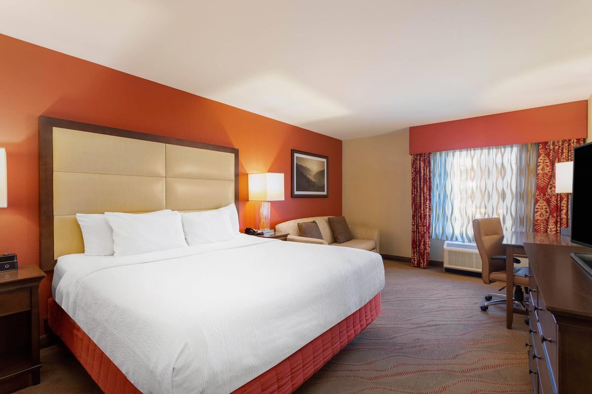 Room, 1 King Bed, Accessible, Non Smoking (Mobility Accessible) | Premium bedding, desk, blackout drapes, iron/ironing board