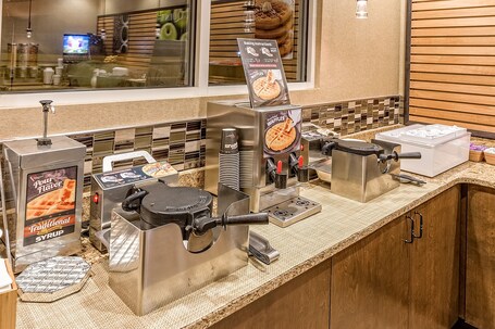 La Quinta Inn Suites by Wyndham Pigeon Forge - Image 8