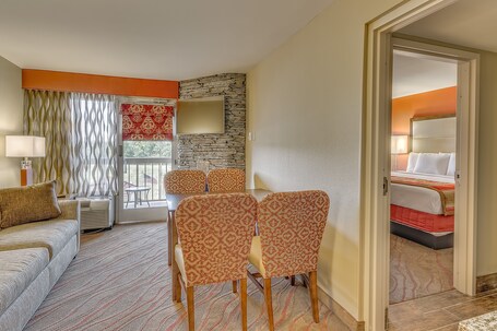La Quinta Inn Suites by Wyndham Pigeon Forge - Image 50