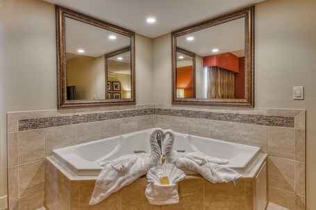 La Quinta Inn Suites by Wyndham Pigeon Forge - Image 4