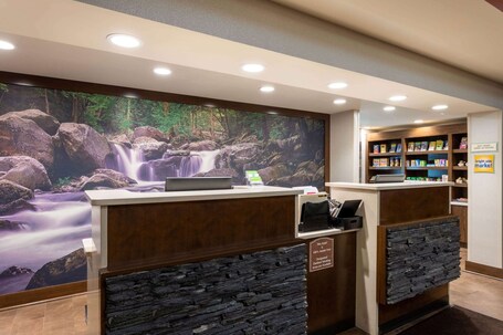 La Quinta Inn Suites by Wyndham Pigeon Forge - Image 9