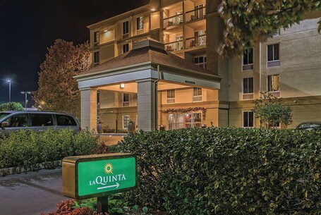 La Quinta Inn Suites by Wyndham Pigeon Forge - Image 17