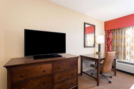 La Quinta Inn Suites by Wyndham Pigeon Forge - Image 60